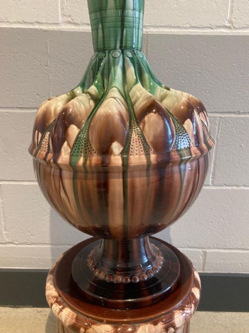 AN ENORMOUS ENGLISH MAJOLICA HALL VASE CIRCA 186070 - ADDITIONAL PHOTO 7