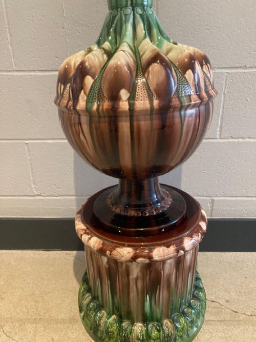 AN ENORMOUS ENGLISH MAJOLICA HALL VASE CIRCA 186070 - ADDITIONAL PHOTO 8