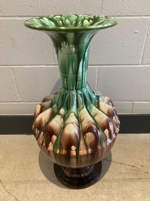 AN ENORMOUS ENGLISH MAJOLICA HALL VASE CIRCA 186070 - ADDITIONAL PHOTO 12