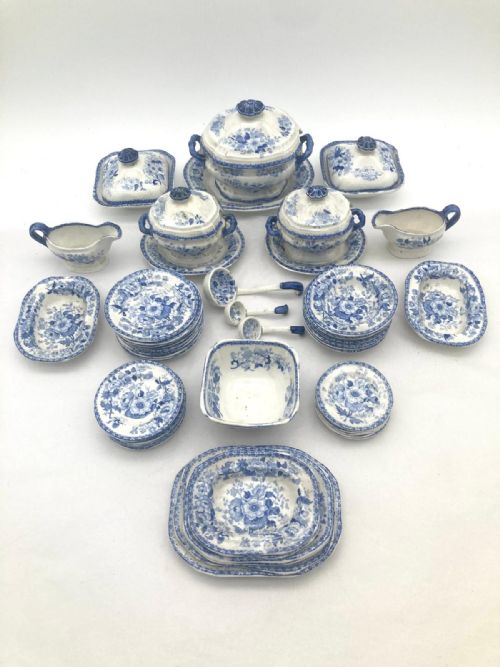 A WONDERFUL 1820S MINTON CHILDS SERVICE IN A FLORAL SHEET PATTERN IN BLUE AND WHITE TRANSFER - ADDITIONAL PHOTO 1