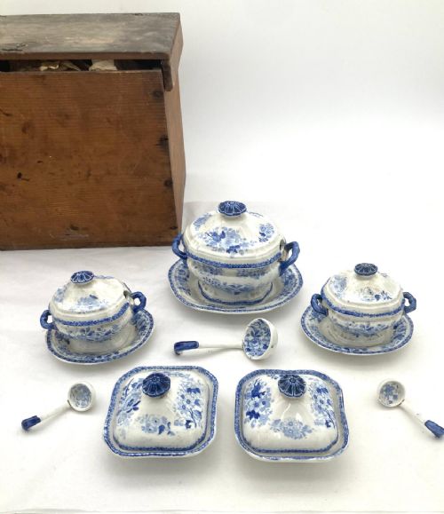 A WONDERFUL 1820S MINTON CHILDS SERVICE IN A FLORAL SHEET PATTERN IN BLUE AND WHITE TRANSFER - ADDITIONAL PHOTO 2