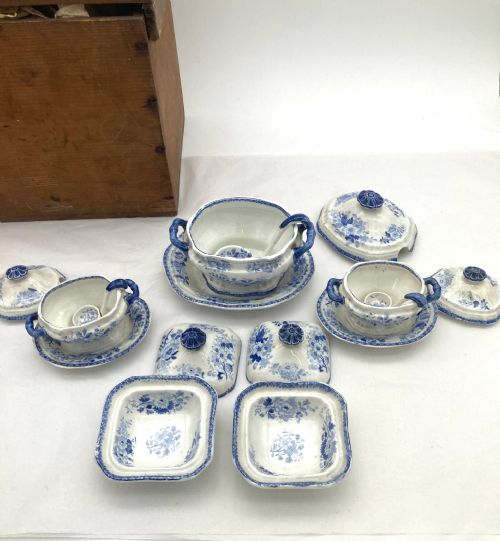 A WONDERFUL 1820S MINTON CHILDS SERVICE IN A FLORAL SHEET PATTERN IN BLUE AND WHITE TRANSFER - ADDITIONAL PHOTO 3