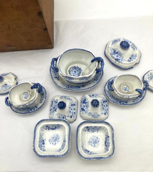 A WONDERFUL 1820S MINTON CHILDS SERVICE IN A FLORAL SHEET PATTERN IN BLUE AND WHITE TRANSFER - ADDITIONAL PHOTO 5