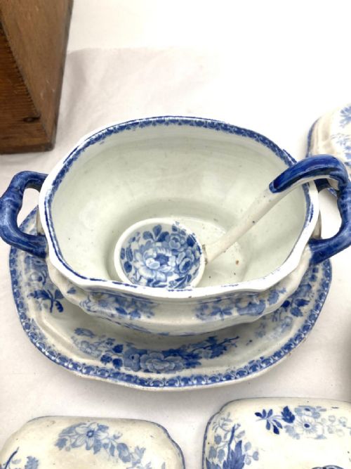 A WONDERFUL 1820S MINTON CHILDS SERVICE IN A FLORAL SHEET PATTERN IN BLUE AND WHITE TRANSFER - ADDITIONAL PHOTO 6