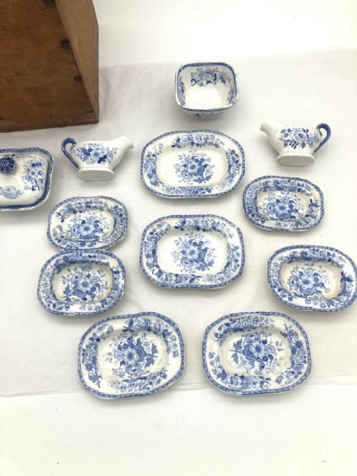 A WONDERFUL 1820S MINTON CHILDS SERVICE IN A FLORAL SHEET PATTERN IN BLUE AND WHITE TRANSFER - ADDITIONAL PHOTO 7