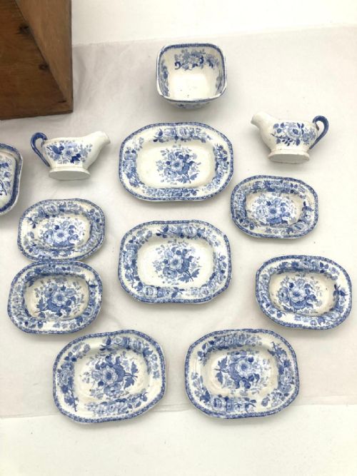 A WONDERFUL 1820S MINTON CHILDS SERVICE IN A FLORAL SHEET PATTERN IN BLUE AND WHITE TRANSFER - ADDITIONAL PHOTO 8