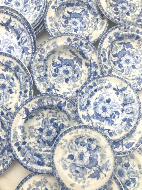 A WONDERFUL 1820S MINTON CHILDS SERVICE IN A FLORAL SHEET PATTERN IN BLUE AND WHITE TRANSFER - ADDITIONAL PHOTO 10