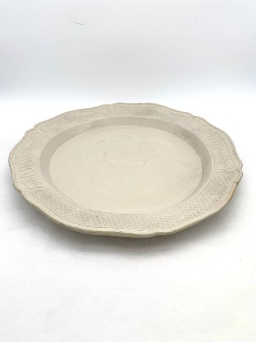 AN EXTREMELY LARGE SALTGLAZED CHARGER CIRCA 1760 - ADDITIONAL PHOTO 4