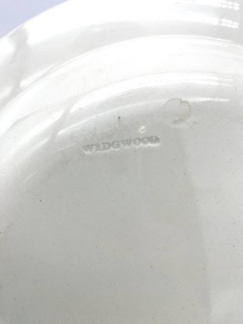 A SET OF SEVEN WEDGWOOD ARMORIAL CREAMWARE SOUP BOWLS - ADDITIONAL PHOTO 5