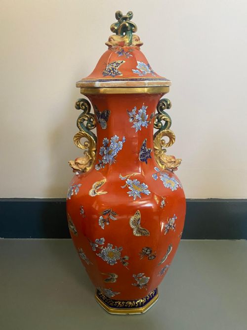 A PAIR OF MAJESTIC 1860'S IRONSTONE FLOWBLUE AND CLOBBERED RED VASES - ADDITIONAL PHOTO 1