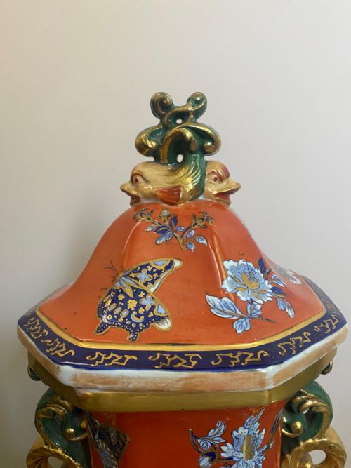 A PAIR OF MAJESTIC 1860'S IRONSTONE FLOWBLUE AND CLOBBERED RED VASES - ADDITIONAL PHOTO 4