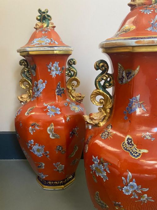 A PAIR OF MAJESTIC 1860'S IRONSTONE FLOWBLUE AND CLOBBERED RED VASES - ADDITIONAL PHOTO 14
