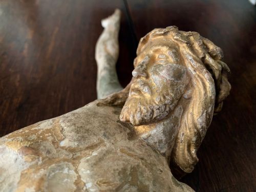 16TH CENTURY CORPUS CHRISTI PARCEL GILT AND POLYCHROMED LIME WOOD - ADDITIONAL PHOTO 1