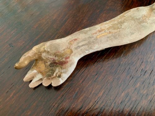16TH CENTURY CORPUS CHRISTI PARCEL GILT AND POLYCHROMED LIME WOOD - ADDITIONAL PHOTO 3