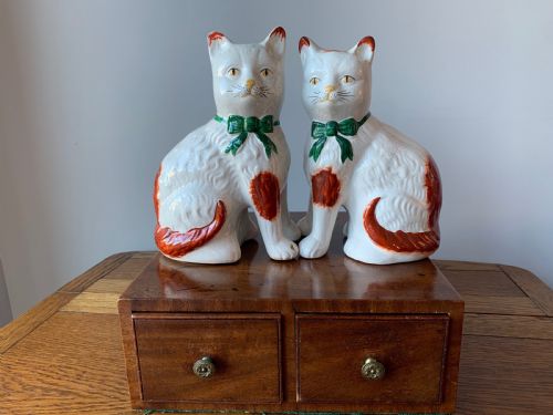 PAIR OF STAFFORDSHIRE POTTERY MANTLE CATS - ADDITIONAL PHOTO 13