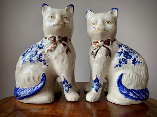 Pair of Staffordshire Pottery Figures / Mantle Cats