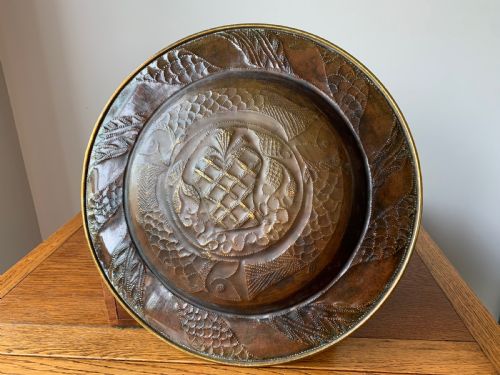 HANDSOME ARTS AND CRAFTS BRASS CHARGER WITH THREE FISHES AROUND A CENTRAL FOUNTAIN - ADDITIONAL PHOTO 4