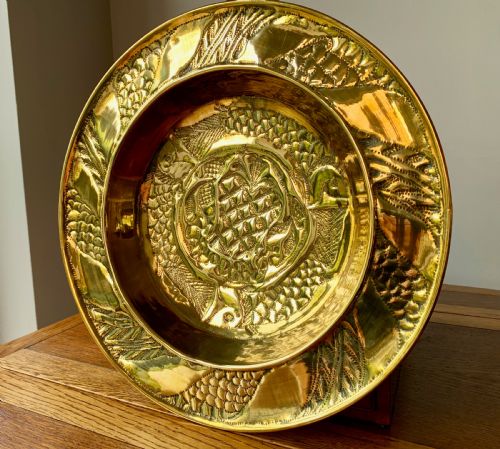 HANDSOME ARTS AND CRAFTS BRASS CHARGER WITH THREE FISHES AROUND A CENTRAL FOUNTAIN - ADDITIONAL PHOTO 6