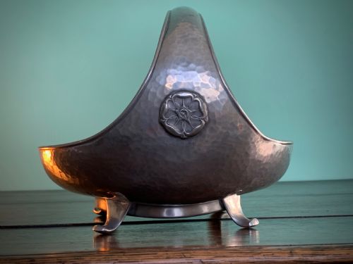 ARTS AND CRAFTS WARRIC PEWTER BOWL WITH TUDOR ROSE DECORATION - ADDITIONAL PHOTO 2