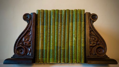 PAIR OF ENGLISH OAK BOOKENDS IN THE CLASSICAL STYLE - ADDITIONAL PHOTO 1