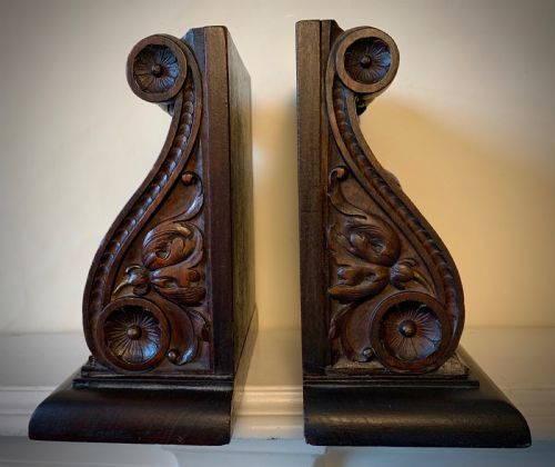 PAIR OF ENGLISH OAK BOOKENDS IN THE CLASSICAL STYLE - ADDITIONAL PHOTO 6