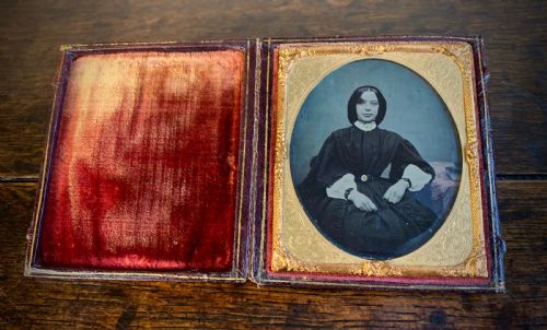 LEATHER CASED PICTURE FRAME WITH AMBROTYPE PHOTOGRAPH 19TH CENTURY - ADDITIONAL PHOTO 2