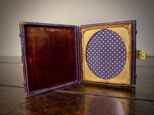 LEATHER CASED PICTURE FRAME WITH AMBROTYPE PHOTOGRAPH 19TH CENTURY - ADDITIONAL PHOTO 3