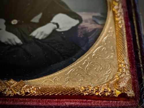 LEATHER CASED PICTURE FRAME WITH AMBROTYPE PHOTOGRAPH 19TH CENTURY - ADDITIONAL PHOTO 6