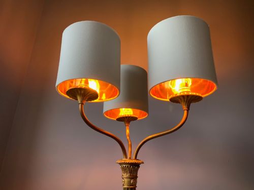 BRASS FLOOR LAMP WITH THREE BRANCH ARMS - ADDITIONAL PHOTO 1