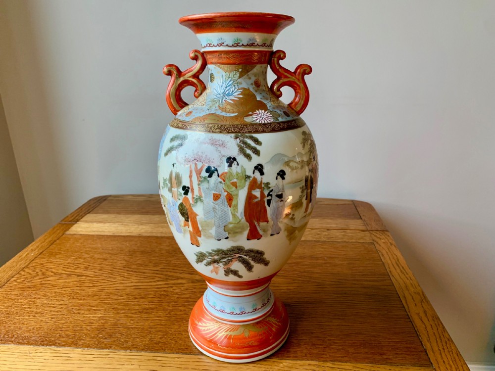STRIKING JAPANESE KUTANI VASE - MEIJI PERIOD - 19TH/20TH CENTURY