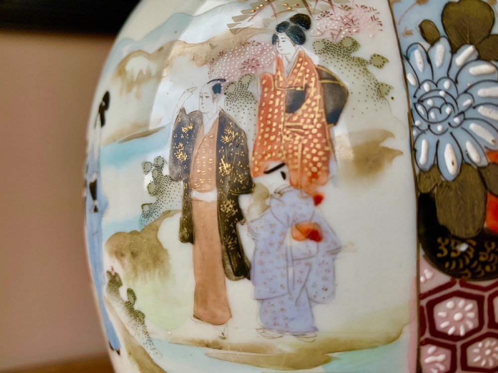 STRIKING JAPANESE KUTANI VASE - MEIJI PERIOD - 19TH/20TH CENTURY View V