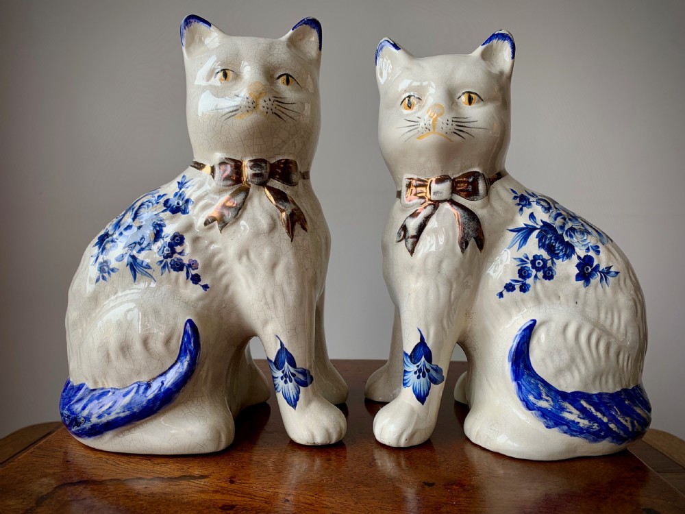 PAIR OF STAFFORDSHIRE POTTERY FIGURES / MANTLE CATS