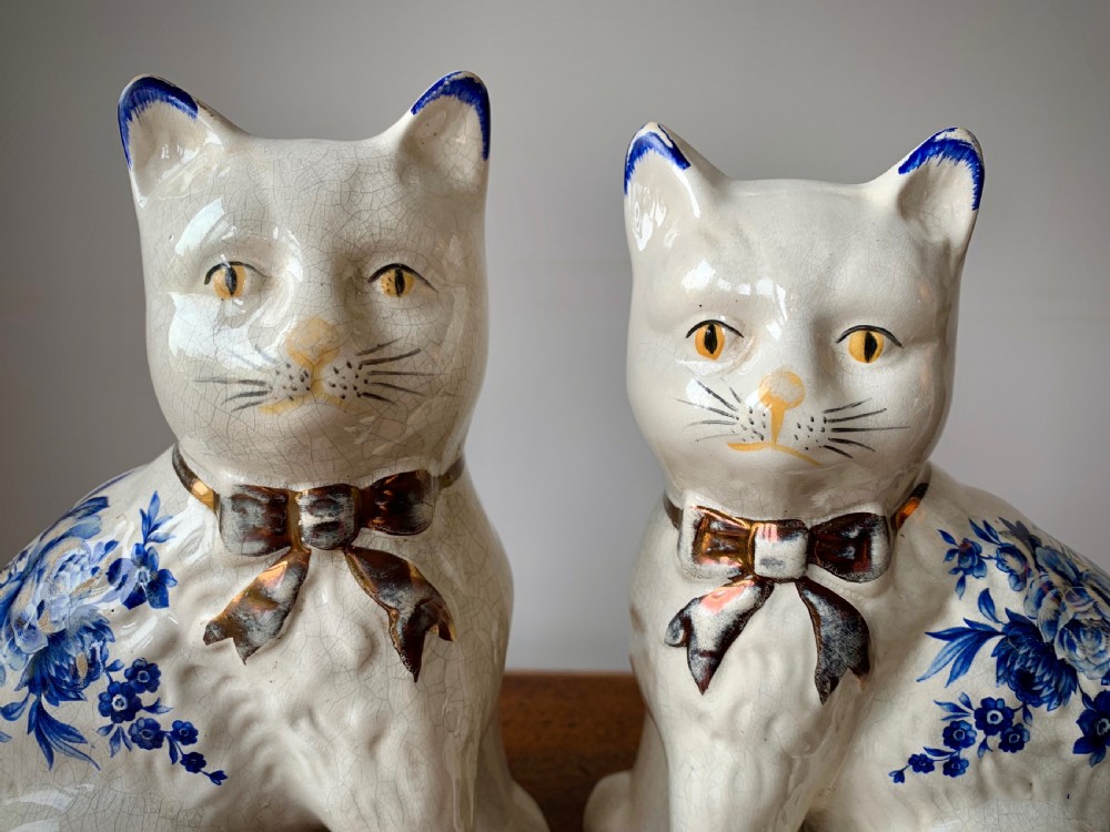 PAIR OF STAFFORDSHIRE POTTERY FIGURES / MANTLE CATS View III
