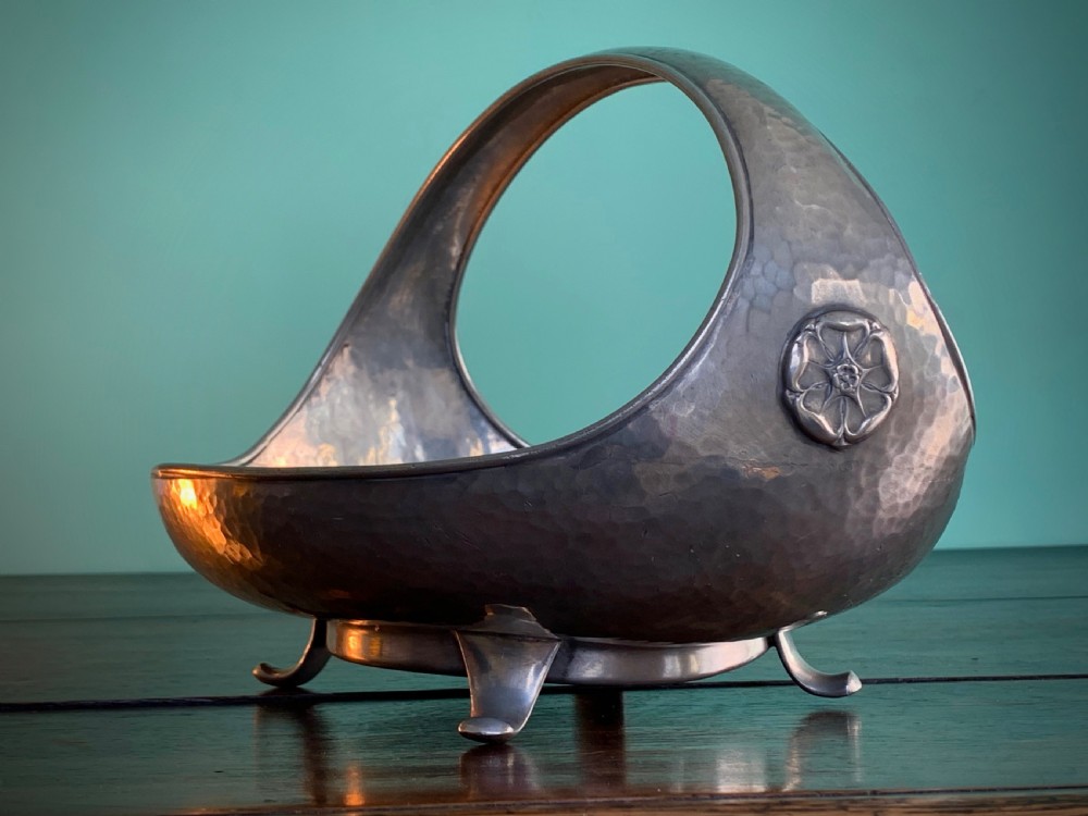 ARTS AND CRAFTS WARRIC PEWTER BOWL WITH TUDOR ROSE DECORATION.