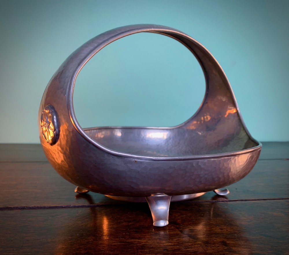 ARTS AND CRAFTS WARRIC PEWTER BOWL WITH TUDOR ROSE DECORATION. View II