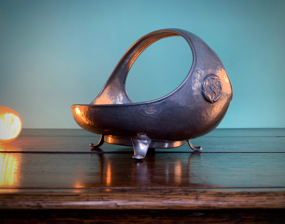 ARTS AND CRAFTS WARRIC PEWTER BOWL WITH TUDOR ROSE DECORATION. View VIII