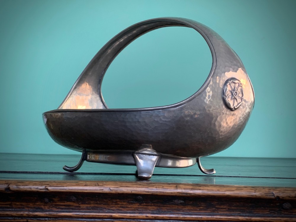ARTS AND CRAFTS WARRIC PEWTER BOWL WITH TUDOR ROSE DECORATION. View X