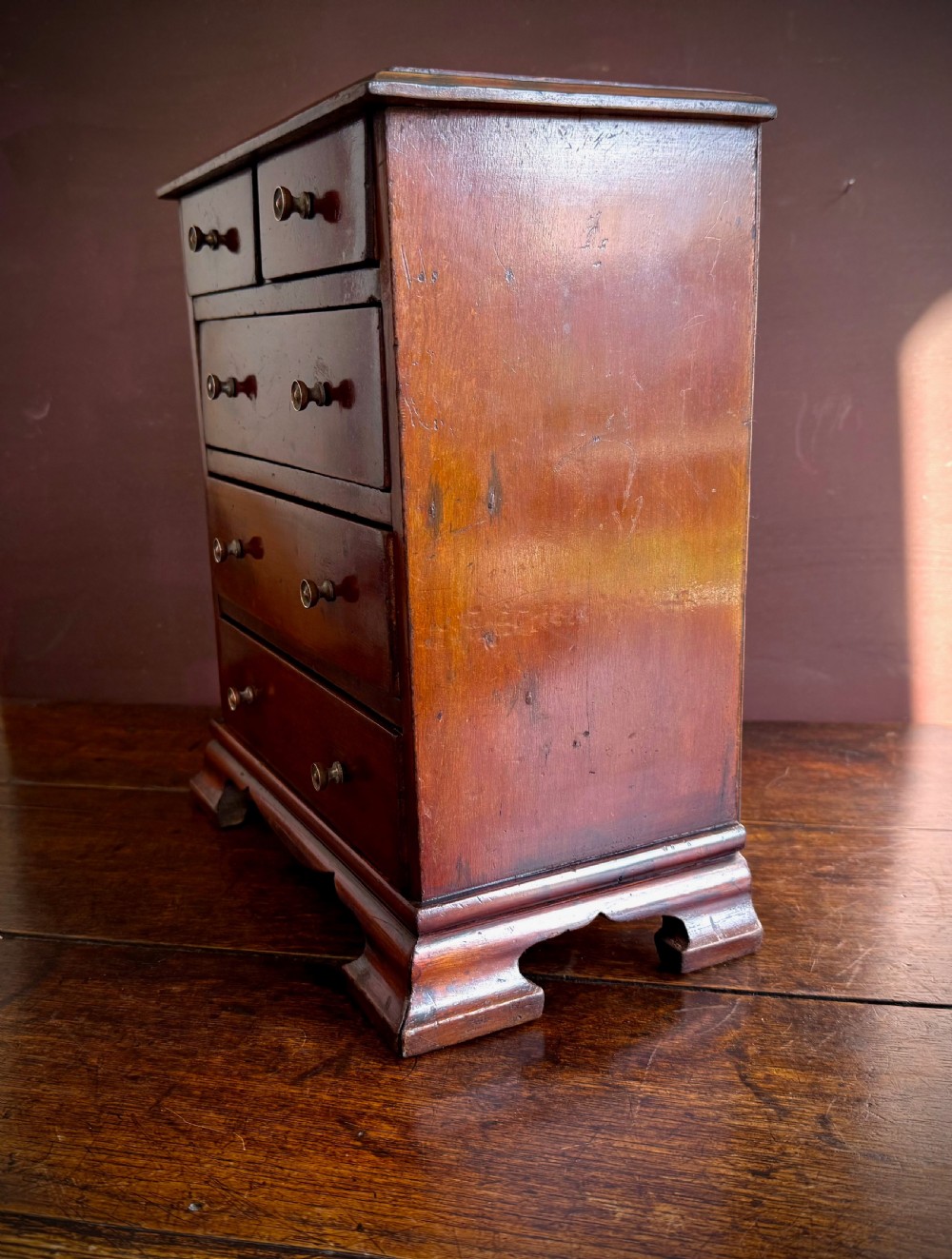 MINIATURE CHEST OF DRAWERS - MAHOGANY SALESMAN'S PIECE, EARLY VICTORIAN. View VIII