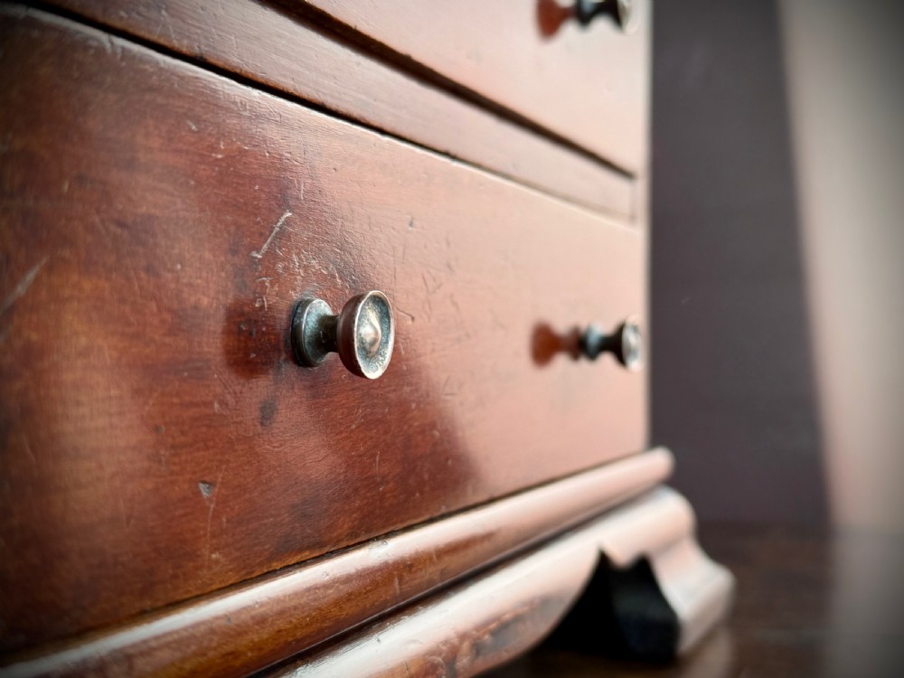 MINIATURE CHEST OF DRAWERS - MAHOGANY SALESMAN'S PIECE, EARLY VICTORIAN. View XIII