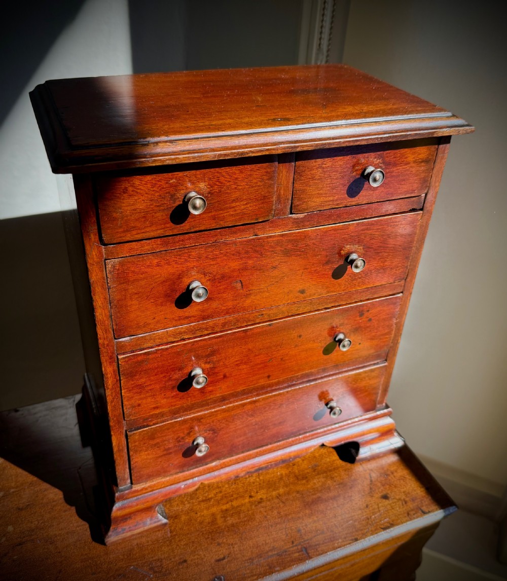 MINIATURE CHEST OF DRAWERS - MAHOGANY SALESMAN'S PIECE, EARLY VICTORIAN. View XIV