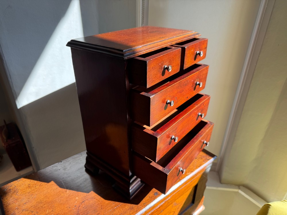 MINIATURE CHEST OF DRAWERS - MAHOGANY SALESMAN'S PIECE, EARLY VICTORIAN. View XV