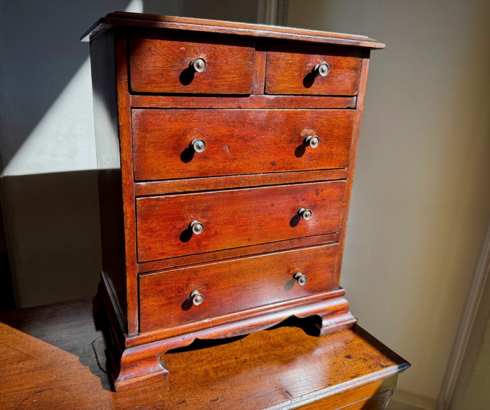 MINIATURE CHEST OF DRAWERS - MAHOGANY SALESMAN'S PIECE, EARLY VICTORIAN. View XVII