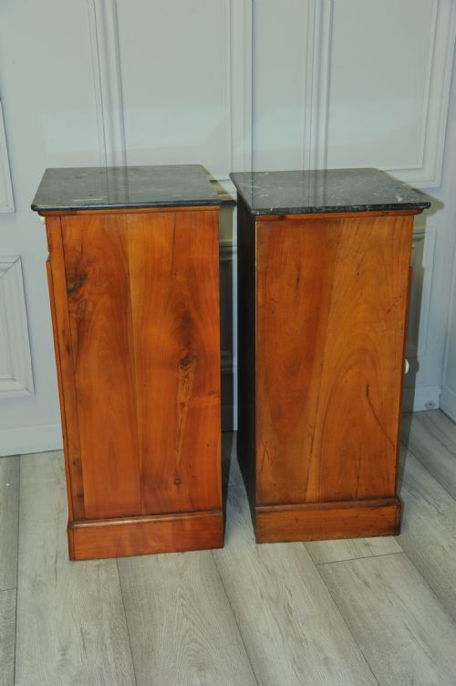 A PAIR OF ANTIQUE FRENCH WALNUT BEDSIDE CABINETS - ADDITIONAL PHOTO 4
