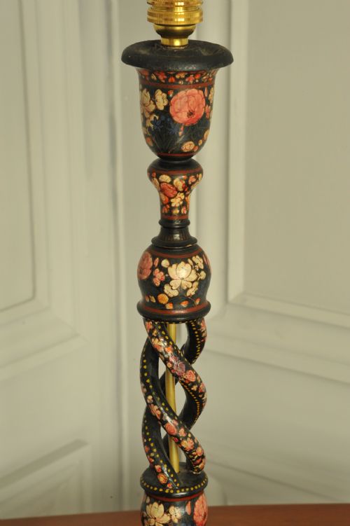 AN ANTIQUE KASHMIRI OPEN TWIST TABLE LAMP - ADDITIONAL PHOTO 4
