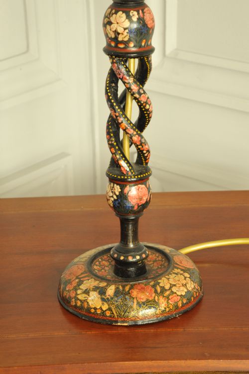 AN ANTIQUE KASHMIRI OPEN TWIST TABLE LAMP - ADDITIONAL PHOTO 7