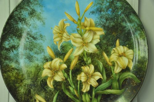 A BEAUTIFUL VINTAGE HAND PAINTED PLATE WITH LILLIES - ADDITIONAL PHOTO 1