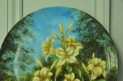 A BEAUTIFUL VINTAGE HAND PAINTED PLATE WITH LILLIES - ADDITIONAL PHOTO 3