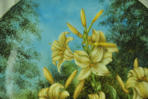 A BEAUTIFUL VINTAGE HAND PAINTED PLATE WITH LILLIES - ADDITIONAL PHOTO 4
