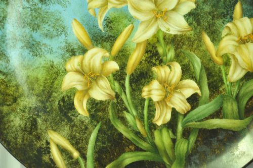 A BEAUTIFUL VINTAGE HAND PAINTED PLATE WITH LILLIES - ADDITIONAL PHOTO 5