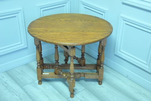 a very pretty small vintage oak gateleg table - CATEGORY: ANTIQUE TABLES - DATED 1920